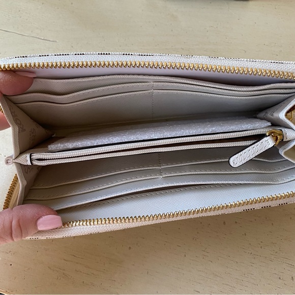 Michael Kors Wallet Jet Set Wallet - Picture 6 of 9